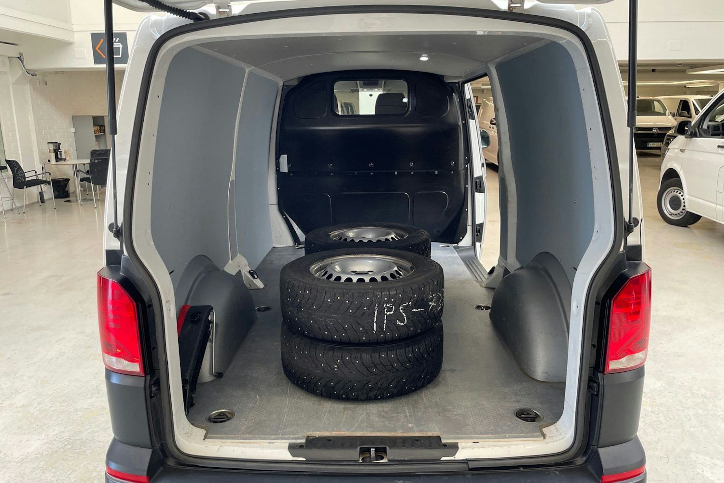 valkoinen Volkswagen Transporter 2023 kuva 14.