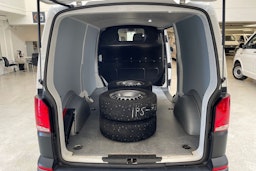 valkoinen Volkswagen Transporter 2023 kuva 14.