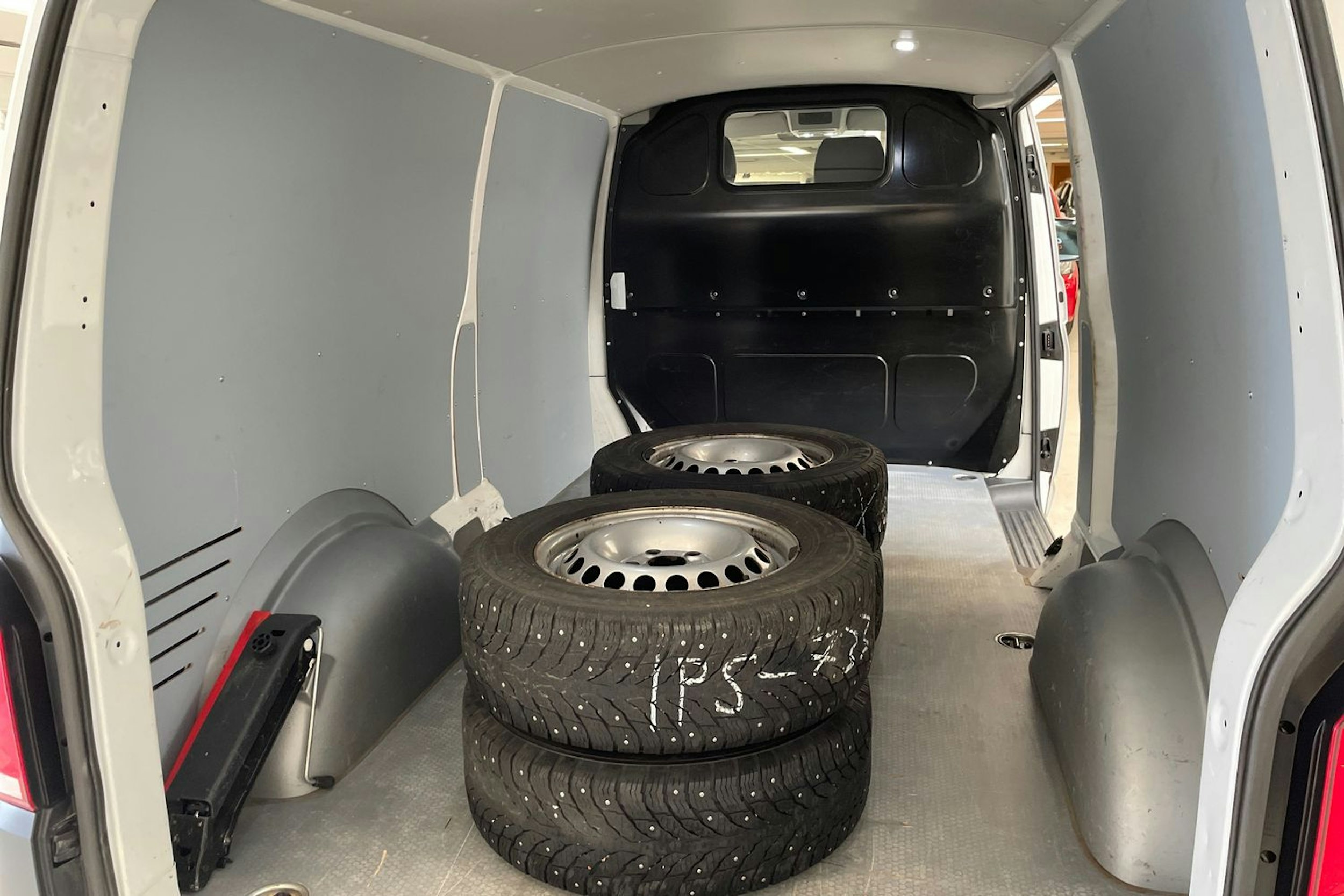 valkoinen Volkswagen Transporter 2023 kuva 15.