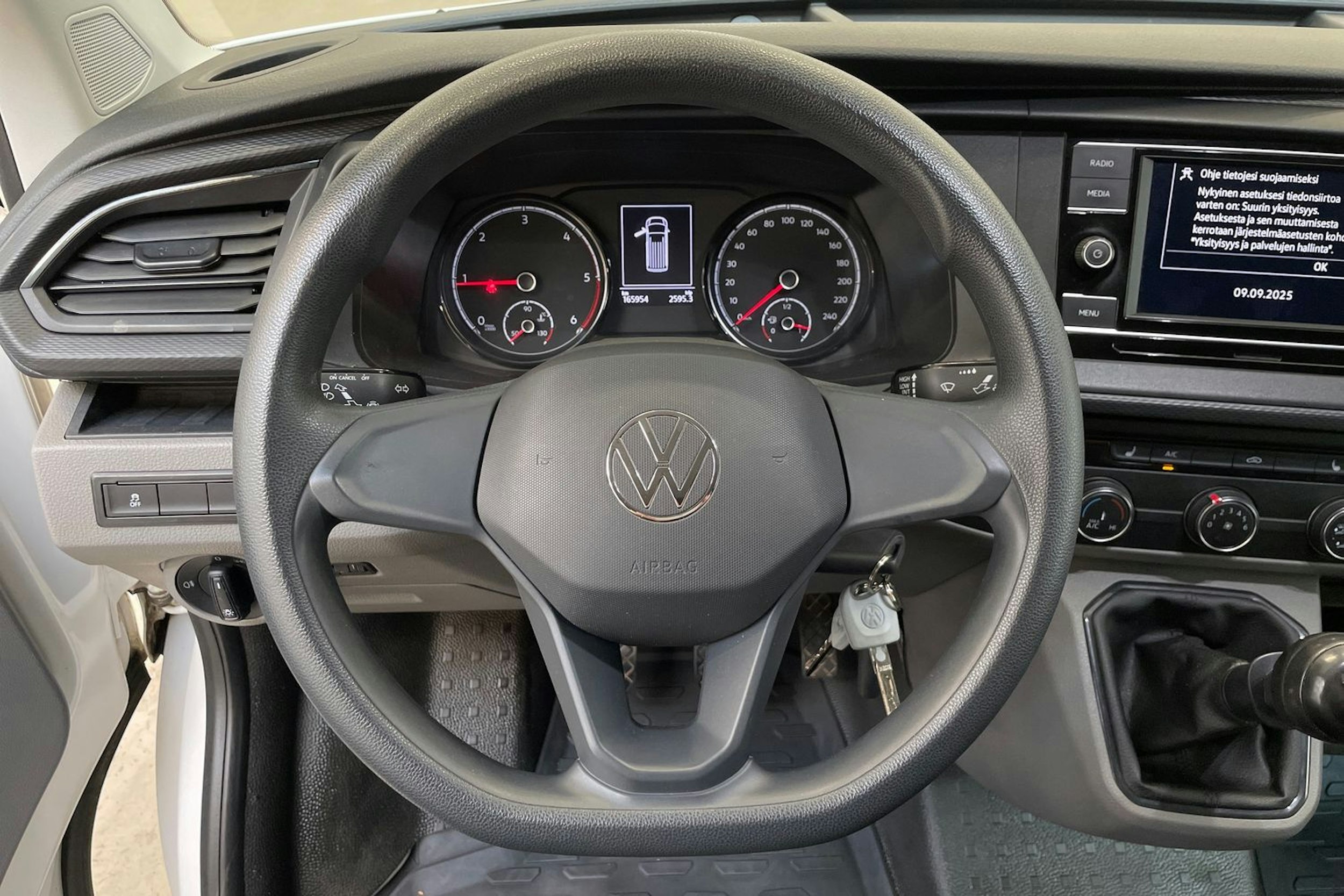 valkoinen Volkswagen Transporter 2023 kuva 16.