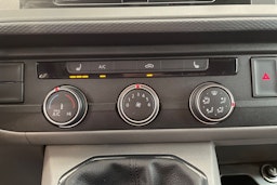 valkoinen Volkswagen Transporter 2023 kuva 22.