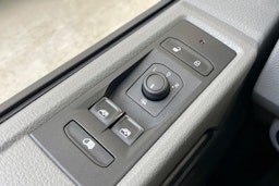 valkoinen Volkswagen Transporter 2023 kuva 25.