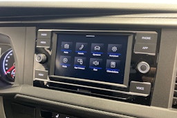 valkoinen Volkswagen Transporter 2023 kuva 16.