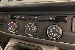 valkoinen Volkswagen Transporter 2023 kuva 18.
