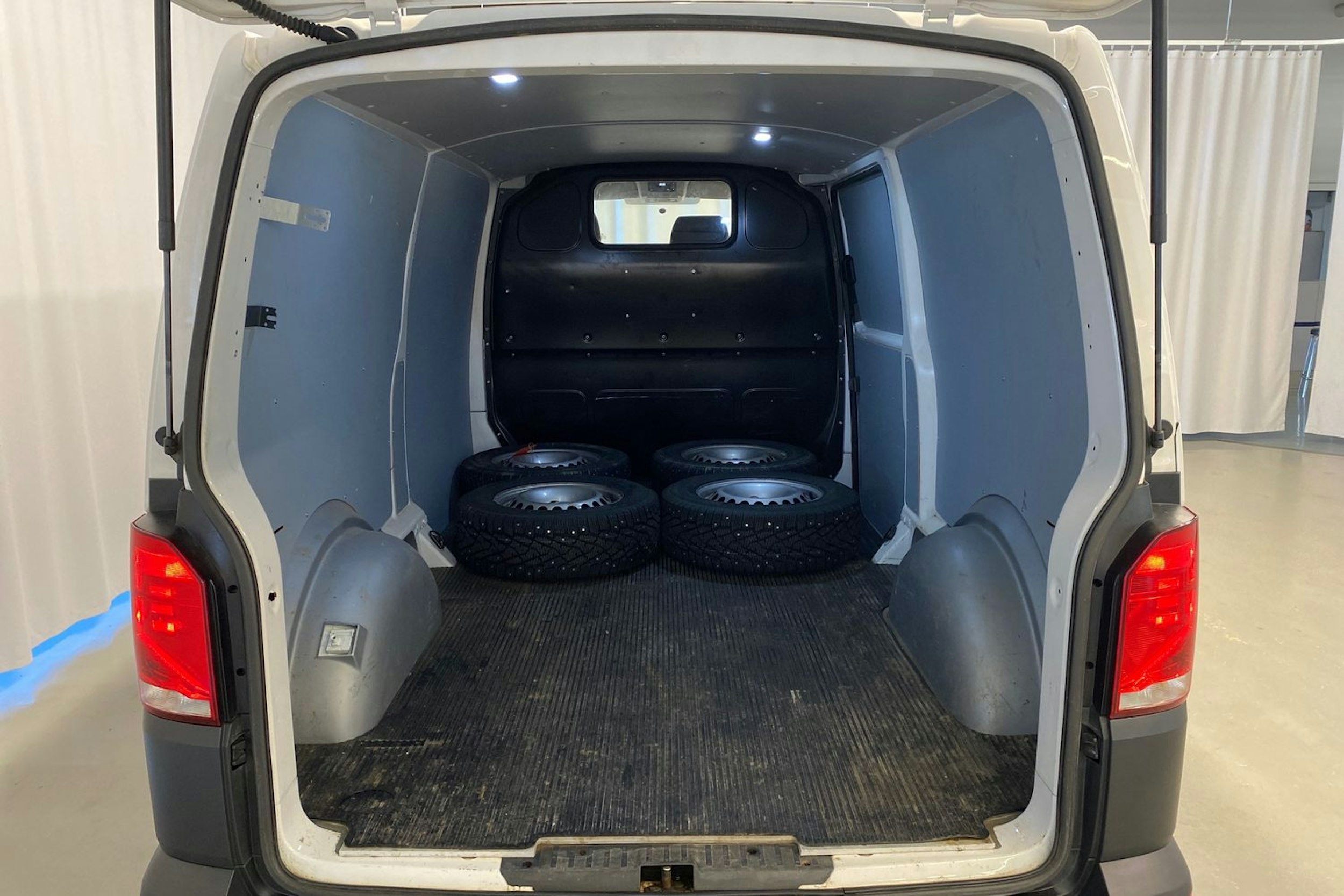valkoinen Volkswagen Transporter 2023 kuva 23.