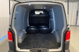 valkoinen Volkswagen Transporter 2023 kuva 23.