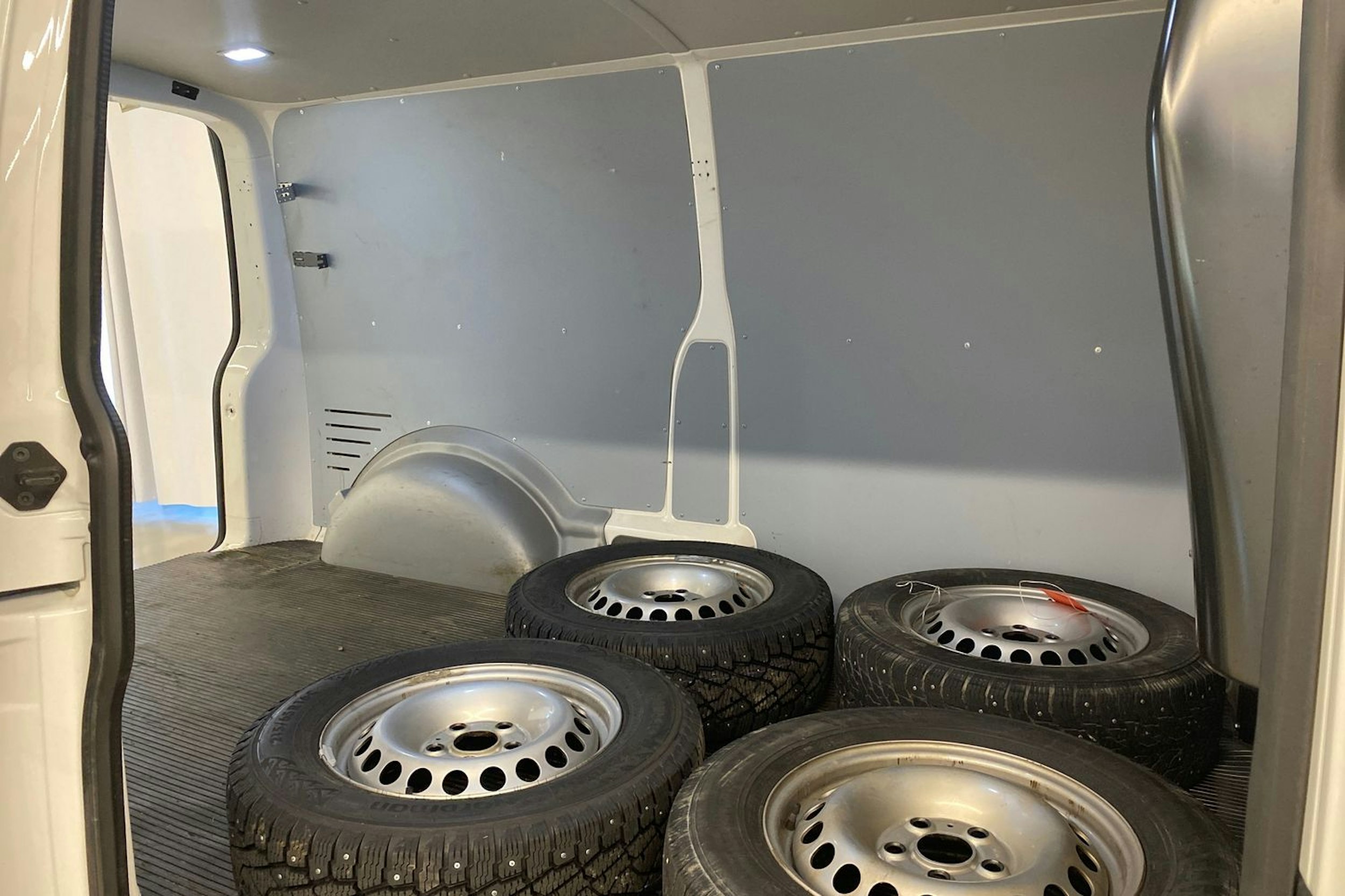 valkoinen Volkswagen Transporter 2023 kuva 24.