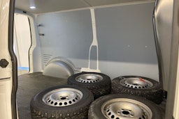 valkoinen Volkswagen Transporter 2023 kuva 24.