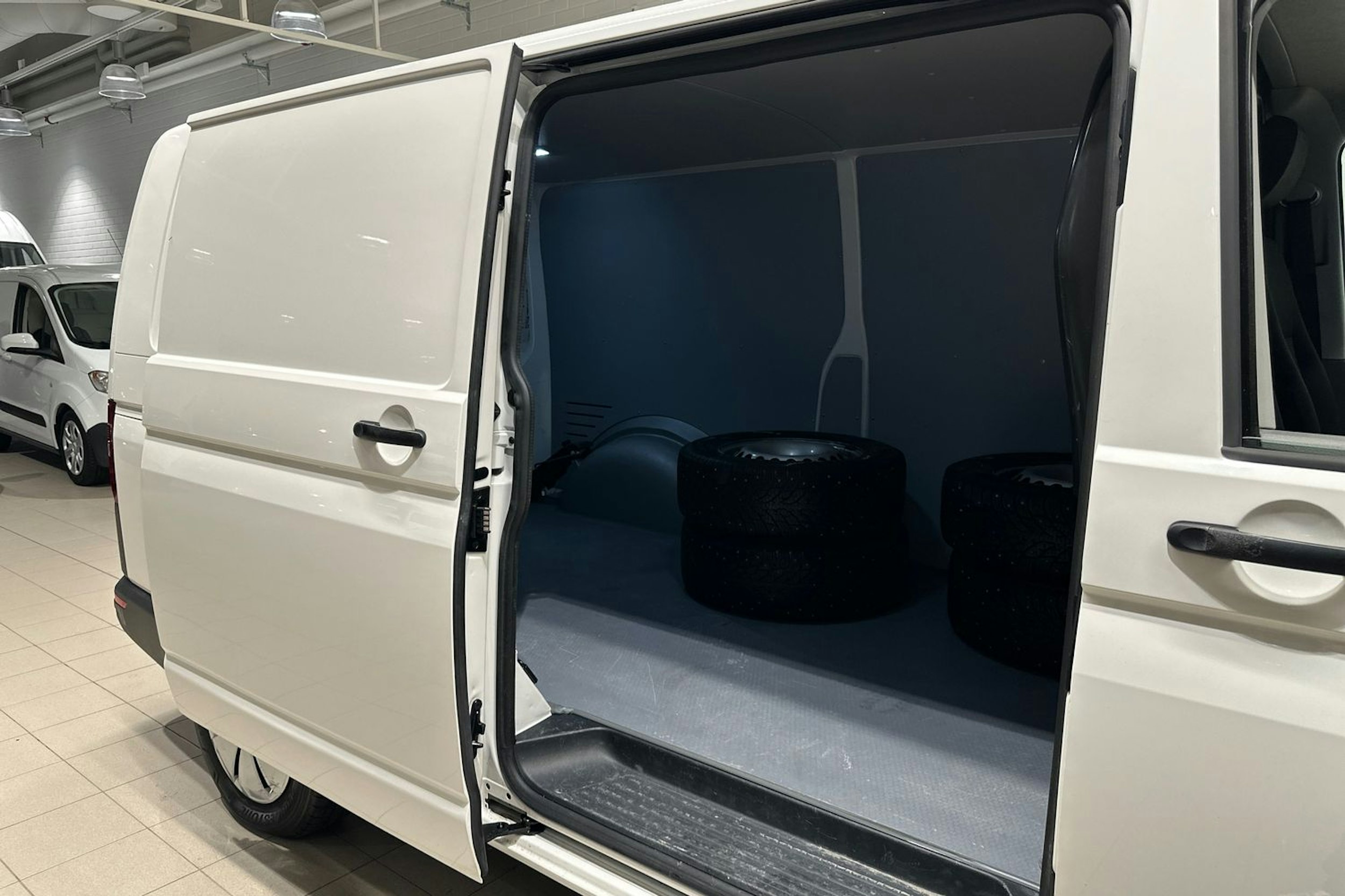 Valkoinen Volkswagen TRANSPORTER 2023 kuva 24.