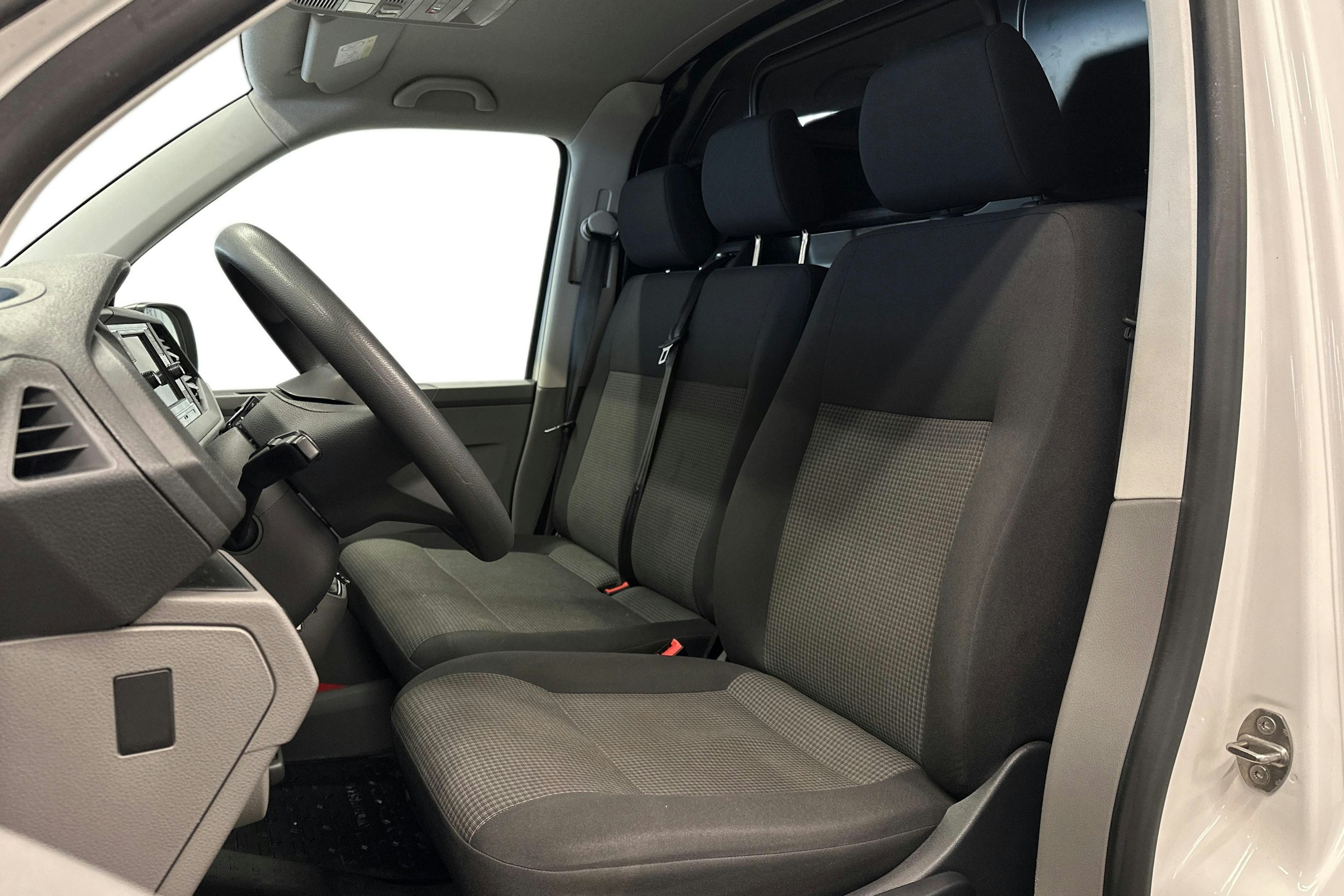 valkoinen Volkswagen Transporter 2023 kuva 11.