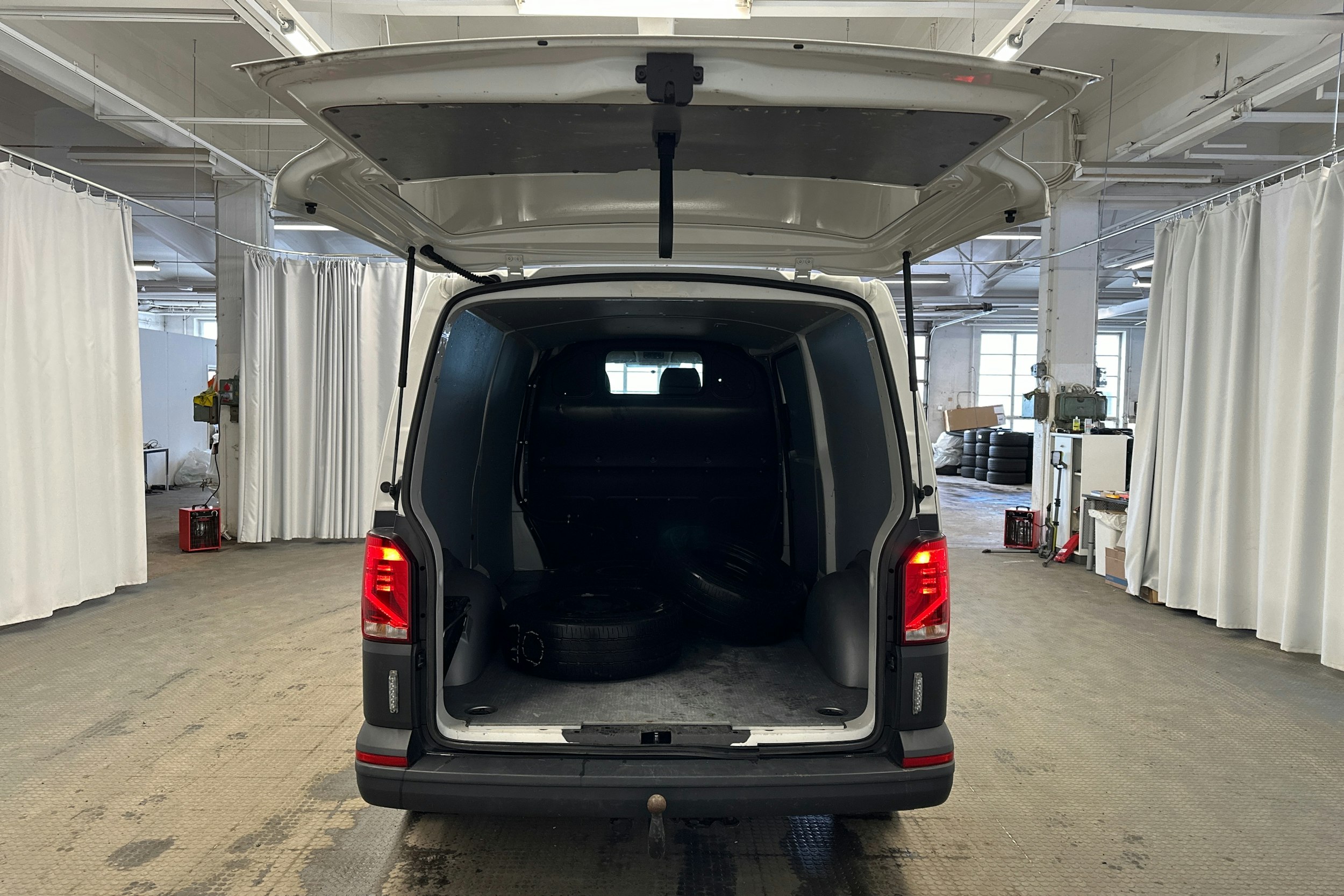 valkoinen Volkswagen Transporter 2023 kuva 15.