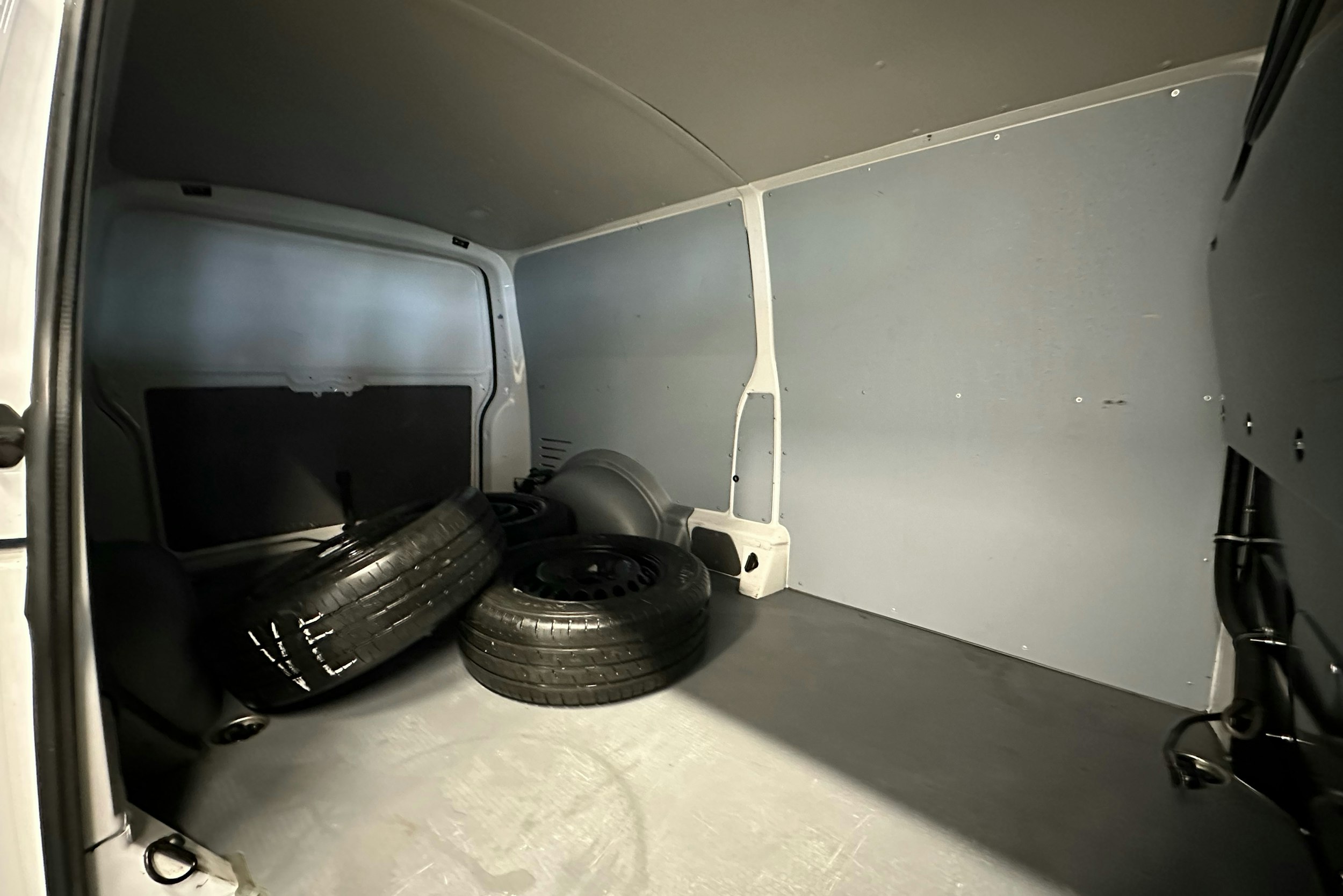 valkoinen Volkswagen Transporter 2023 kuva 16.