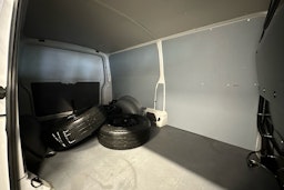 valkoinen Volkswagen Transporter 2023 kuva 16.