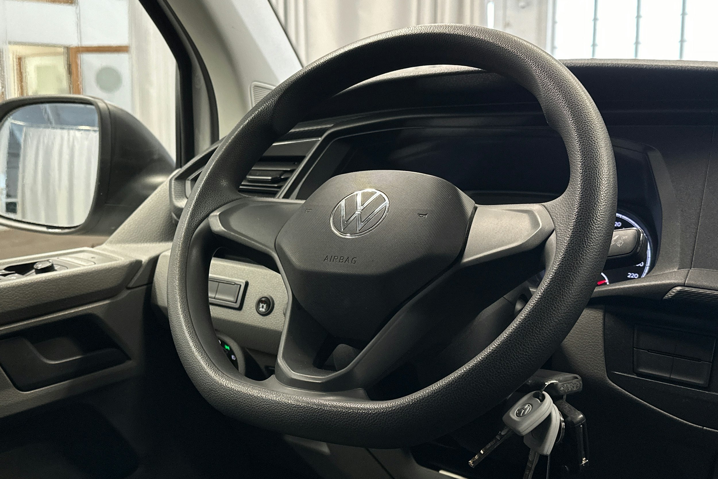 valkoinen Volkswagen Transporter 2023 kuva 17.