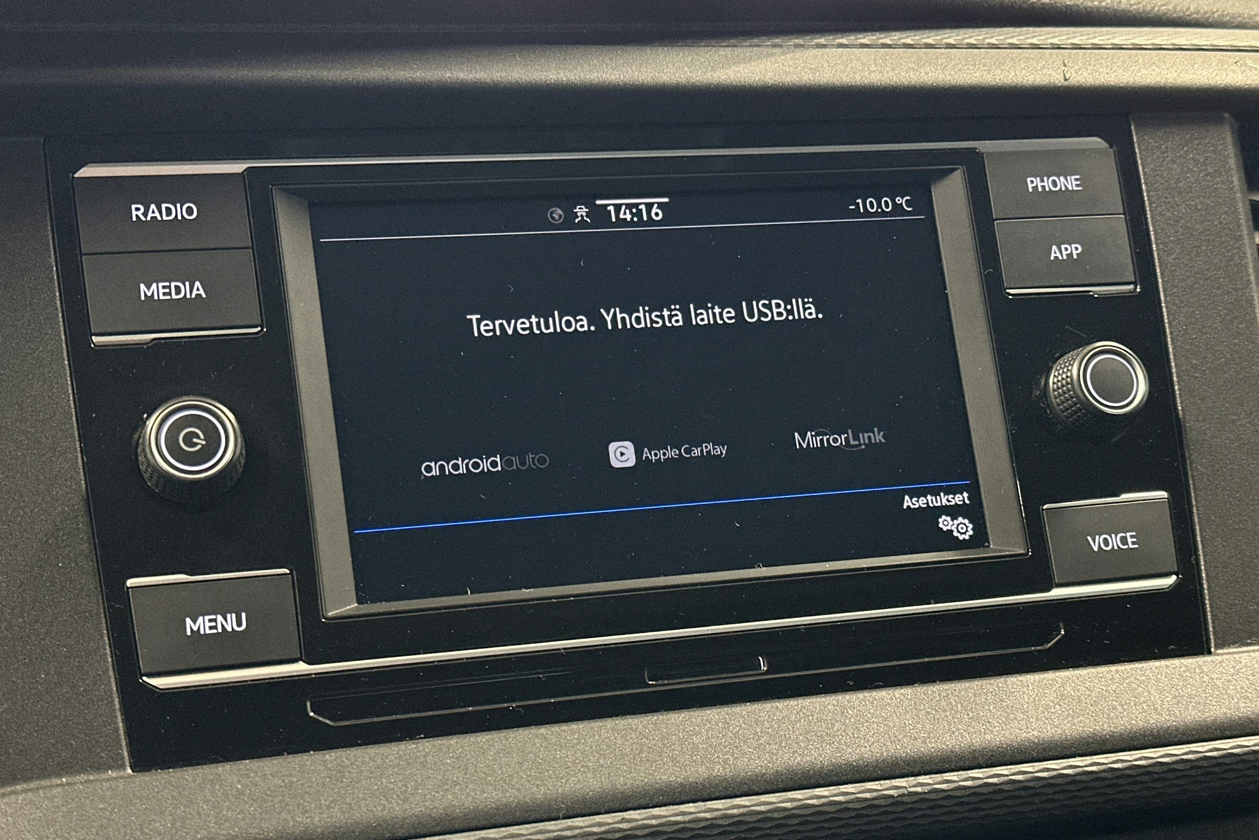 valkoinen Volkswagen Transporter 2023 kuva 19.