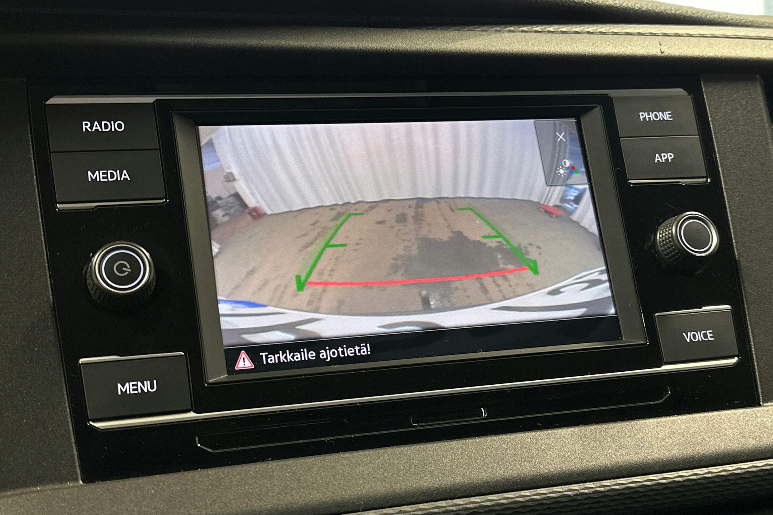 valkoinen Volkswagen Transporter 2023 kuva 20.