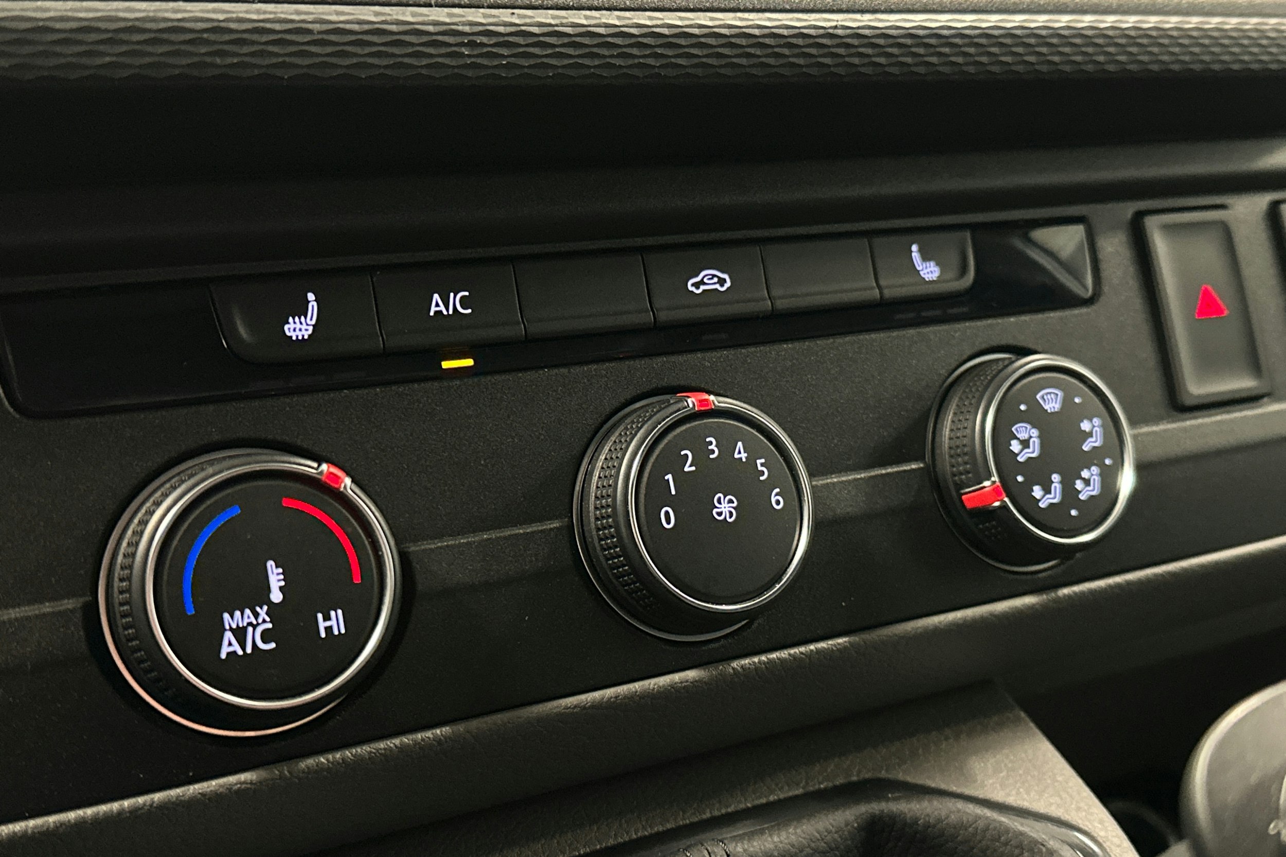 valkoinen Volkswagen Transporter 2023 kuva 21.