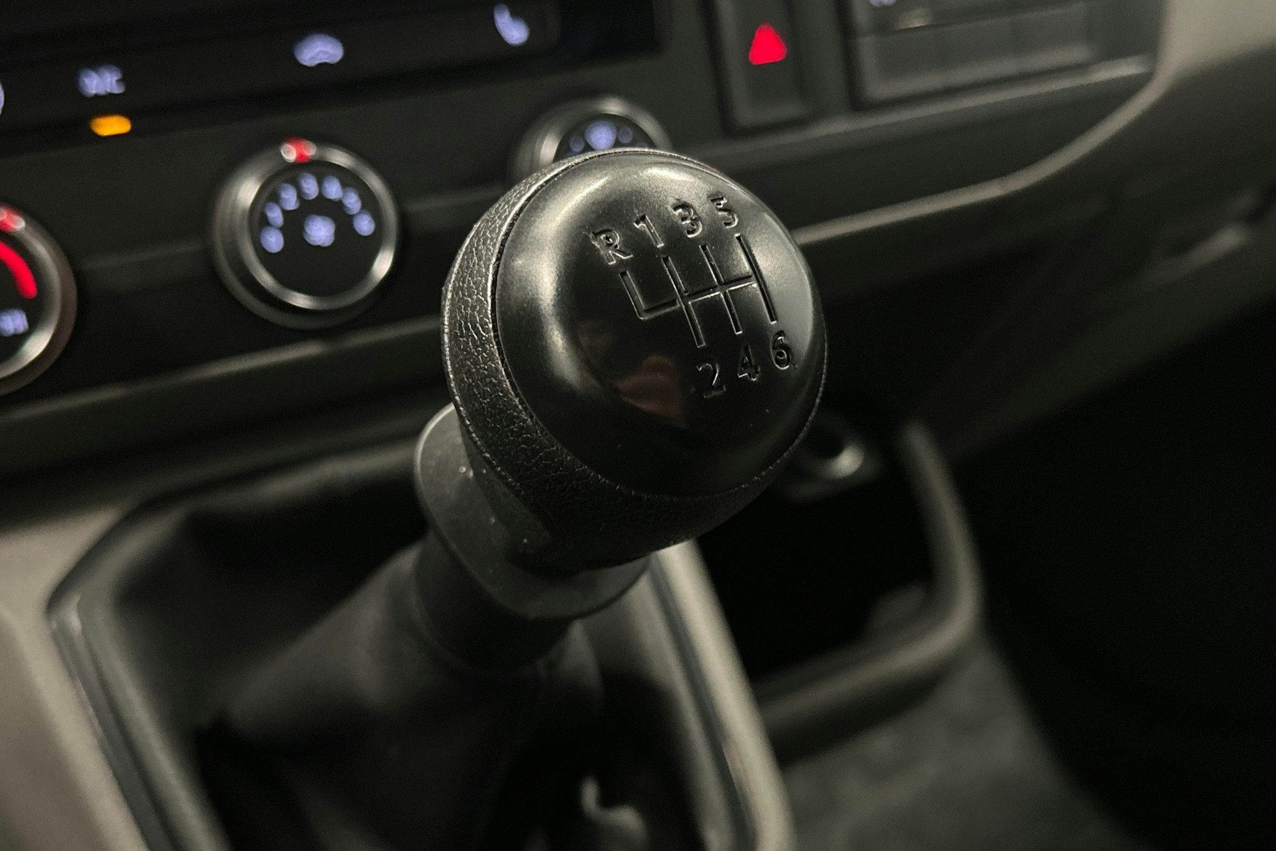 valkoinen Volkswagen Transporter 2023 kuva 22.