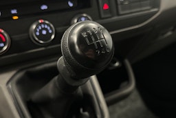 valkoinen Volkswagen Transporter 2023 kuva 22.