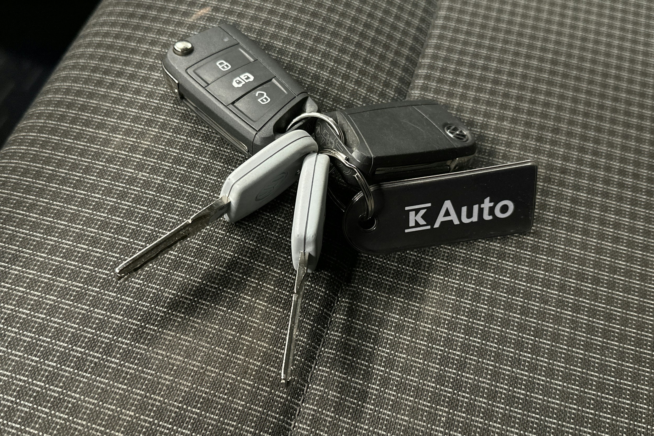 valkoinen Volkswagen Transporter 2023 kuva 24.