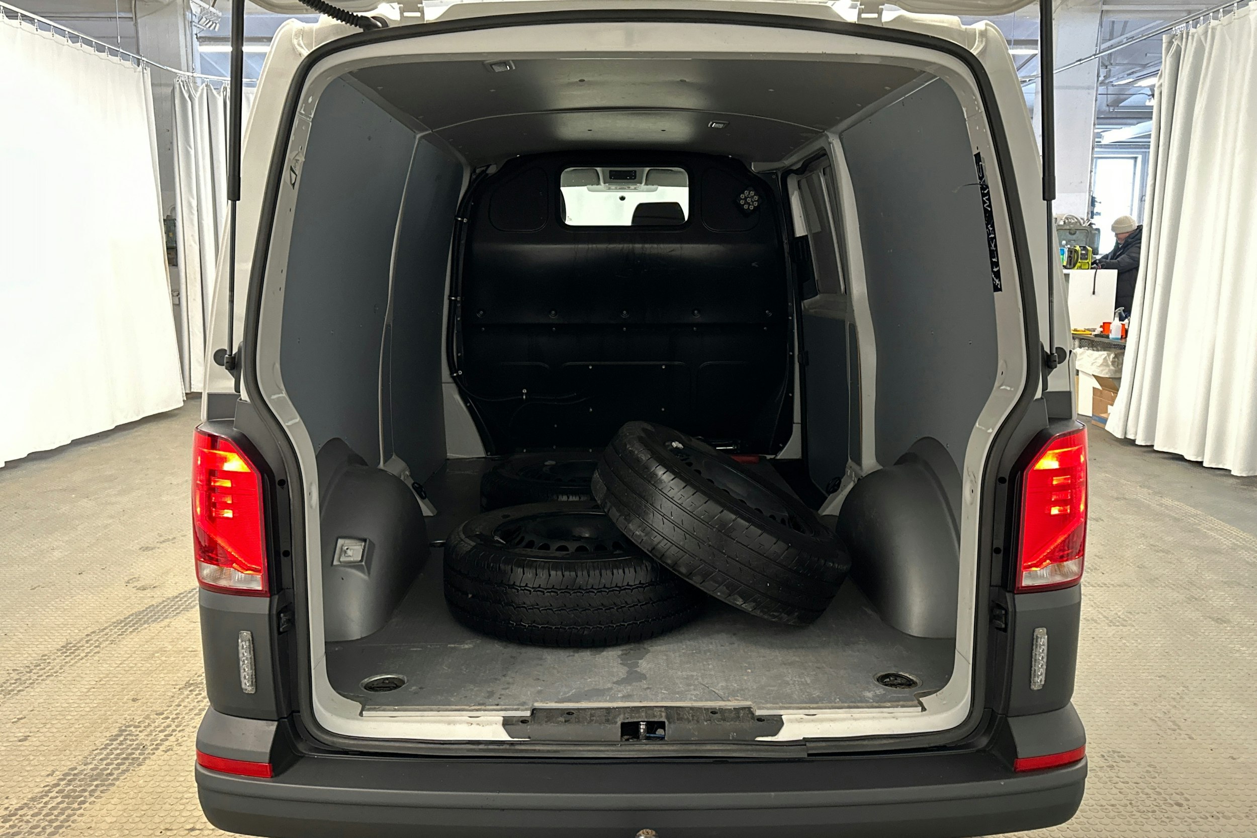 valkoinen Volkswagen Transporter 2023 kuva 13.