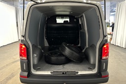 valkoinen Volkswagen Transporter 2023 kuva 13.