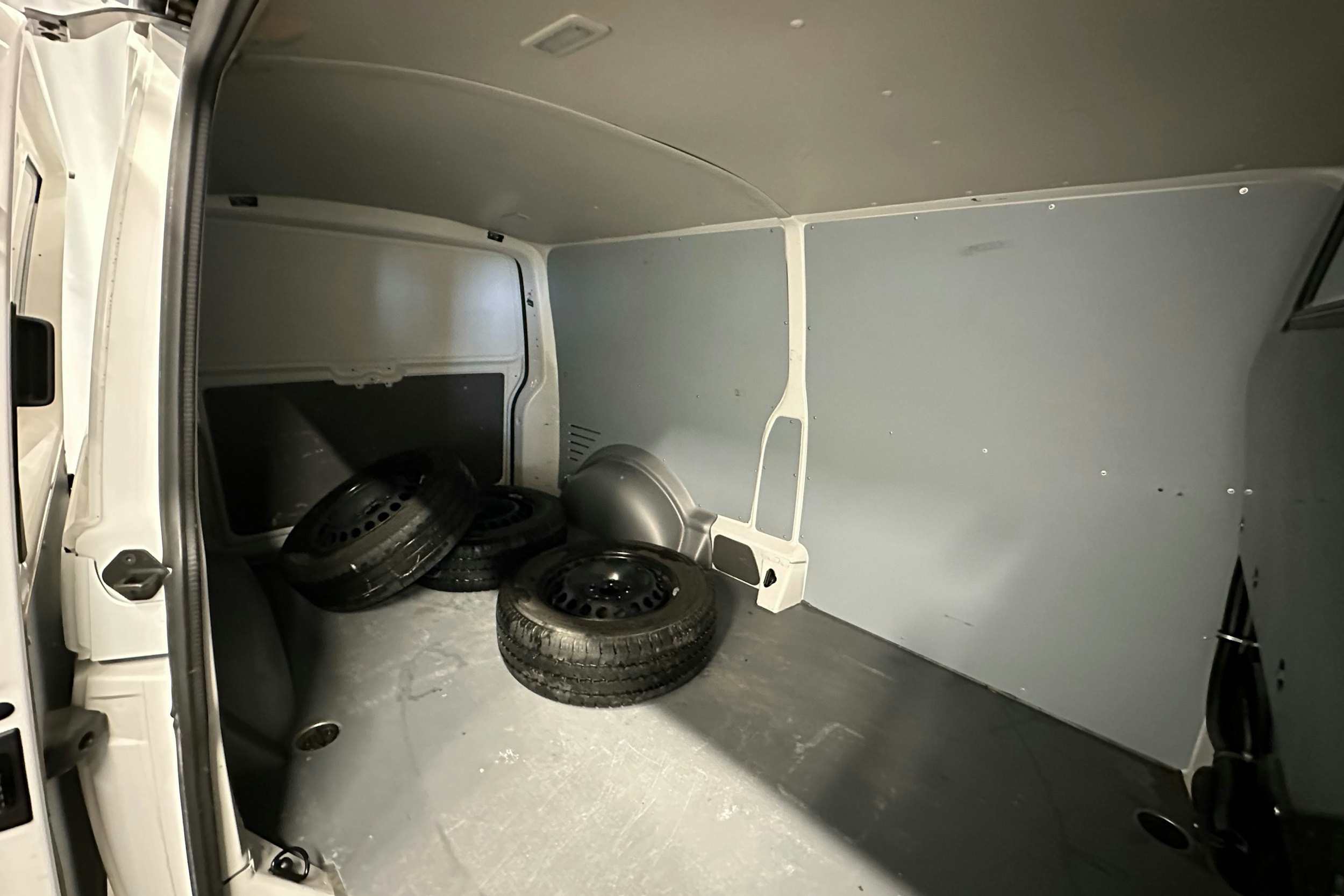 valkoinen Volkswagen Transporter 2023 kuva 15.