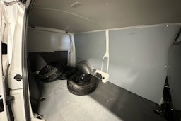 valkoinen Volkswagen Transporter 2023 kuva 15.