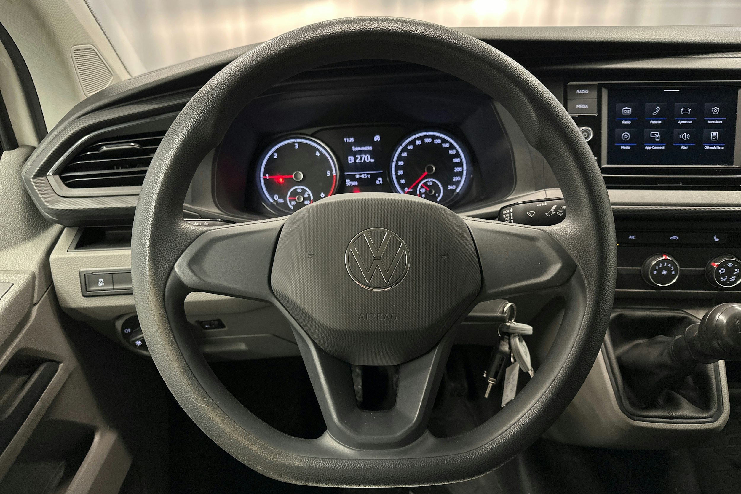 valkoinen Volkswagen Transporter 2023 kuva 16.