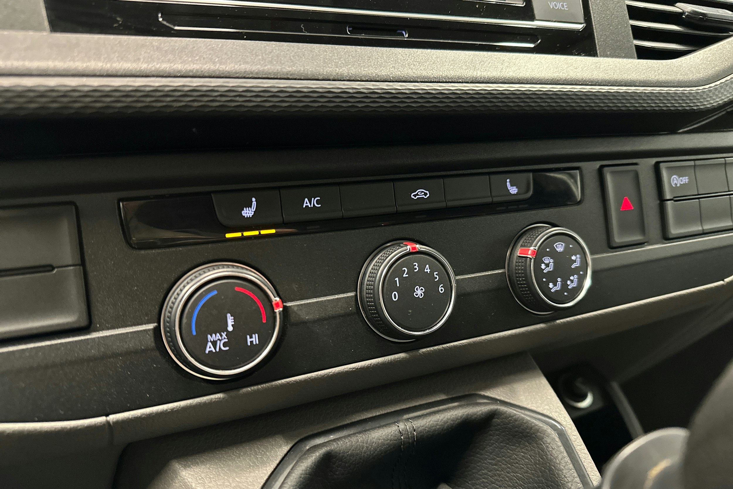 valkoinen Volkswagen Transporter 2023 kuva 18.