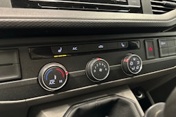 valkoinen Volkswagen Transporter 2023 kuva 18.