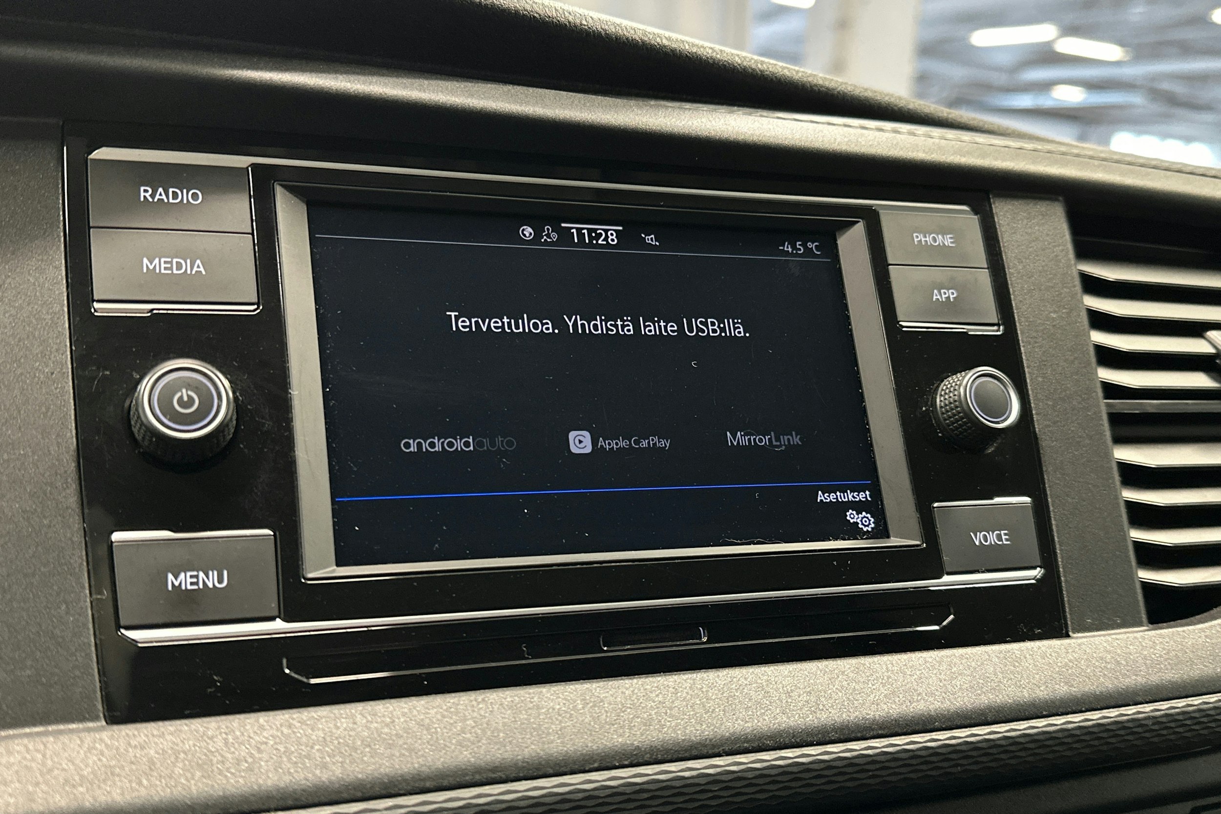 valkoinen Volkswagen Transporter 2023 kuva 20.