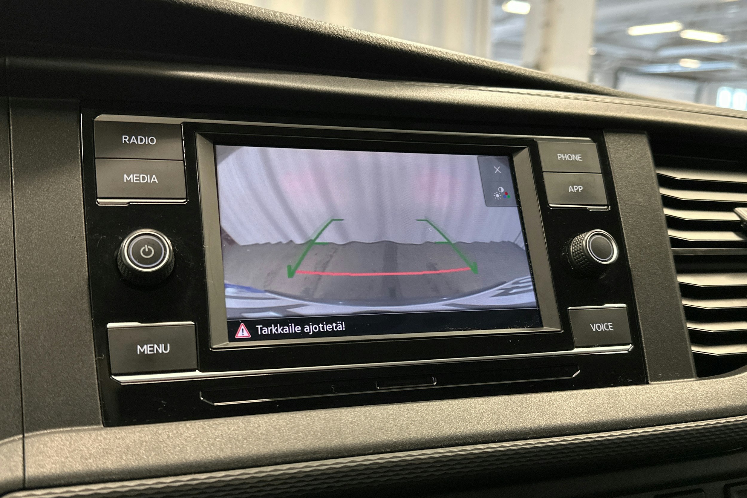 valkoinen Volkswagen Transporter 2023 kuva 21.