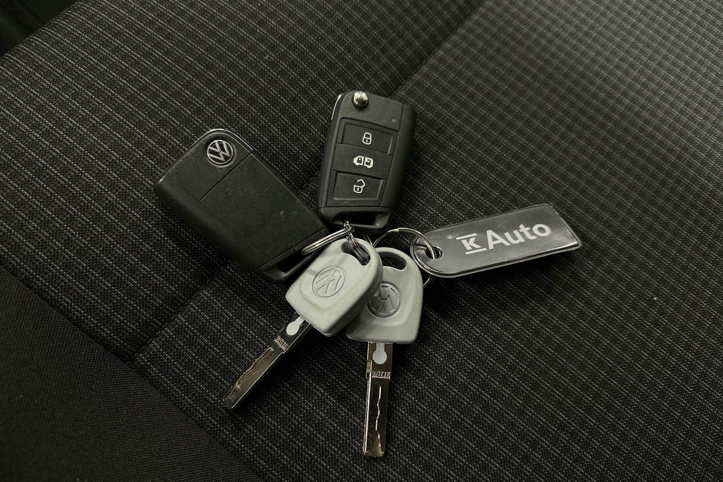 valkoinen Volkswagen Transporter 2023 kuva 22.