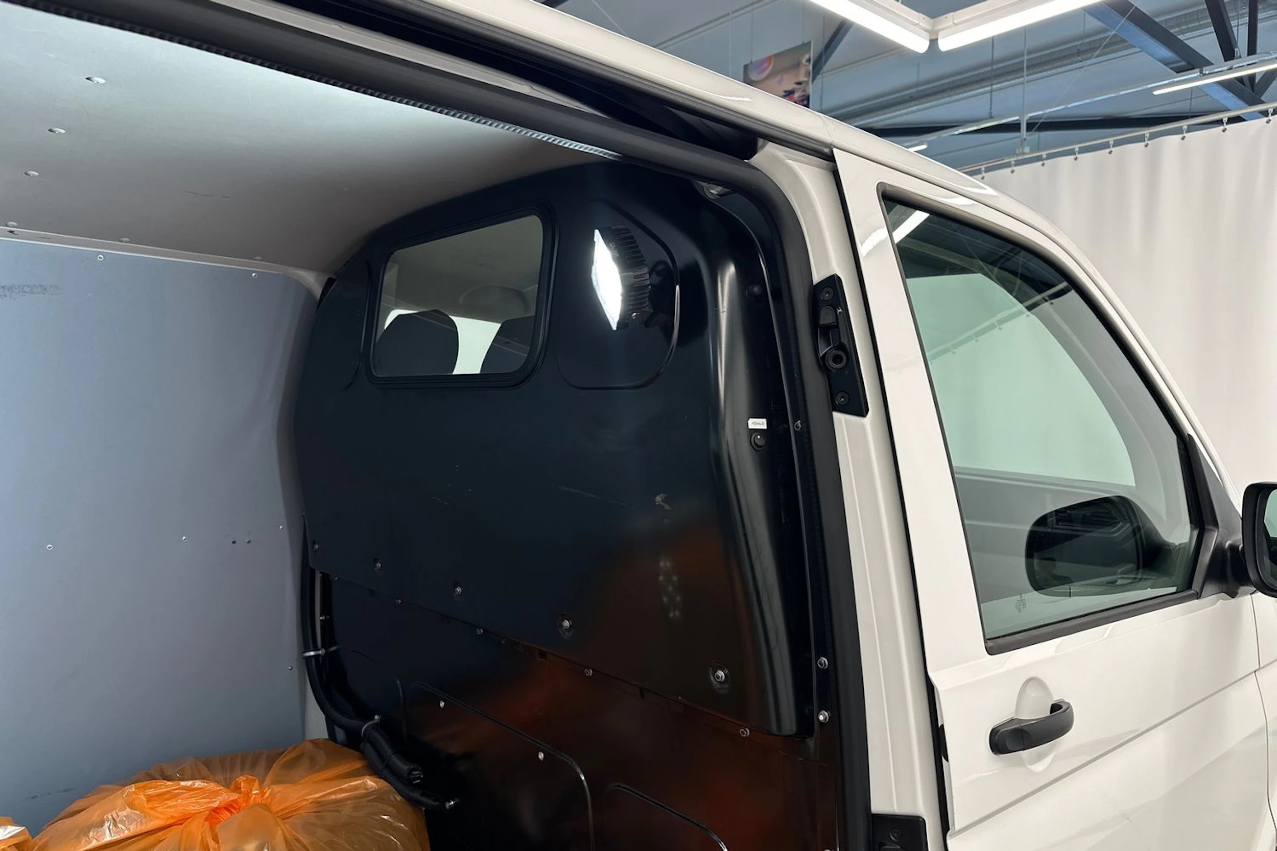 valkoinen Volkswagen Transporter 2023 kuva 23.