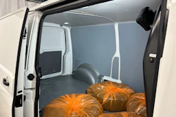 valkoinen Volkswagen Transporter 2023 kuva 24.