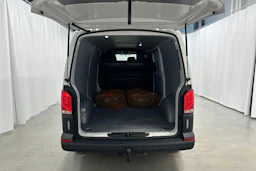 valkoinen Volkswagen Transporter 2023 kuva 25.