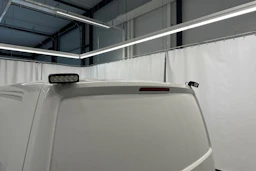 valkoinen Volkswagen Transporter 2023 kuva 26.