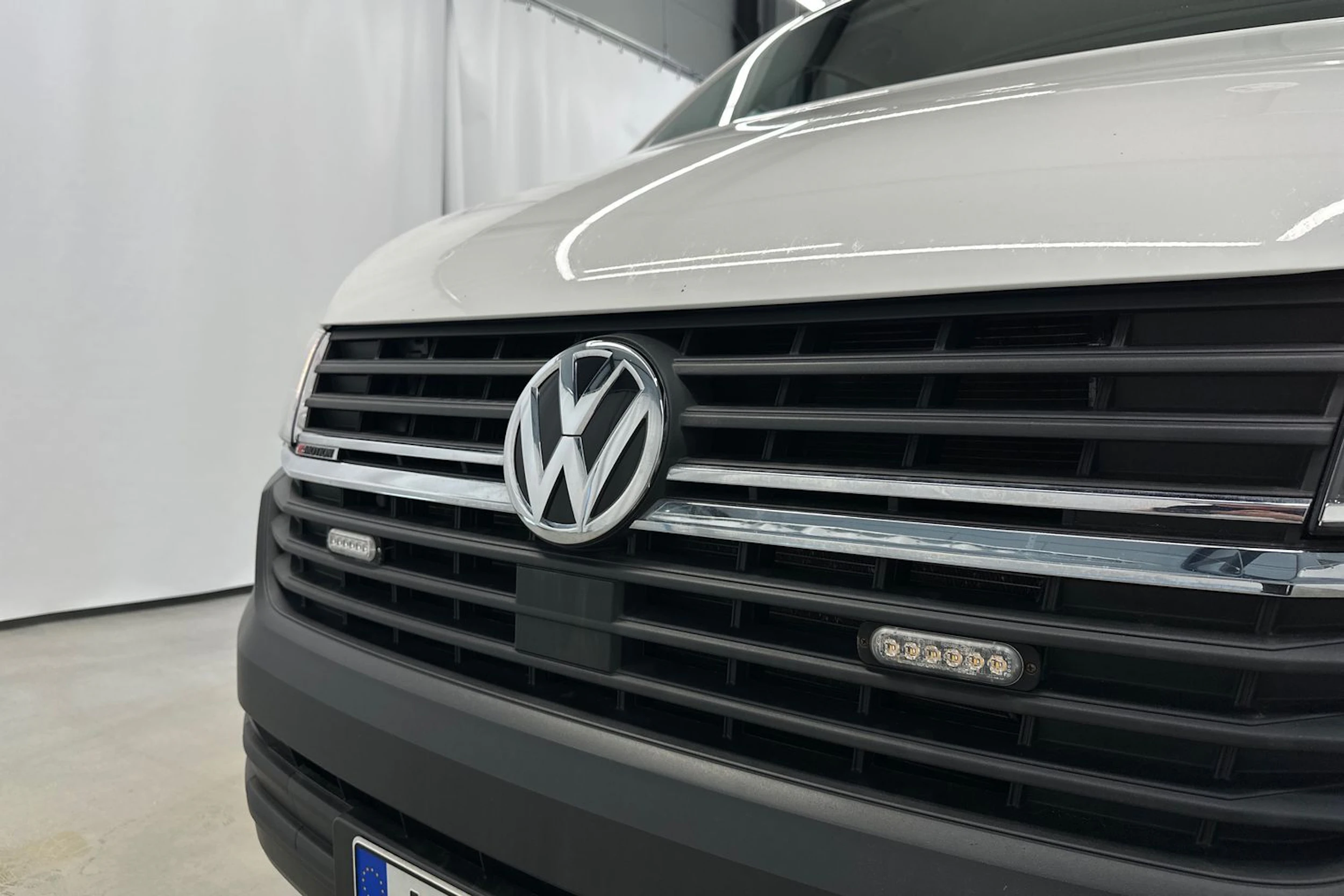 valkoinen Volkswagen Transporter 2023 kuva 29.