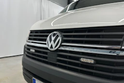 valkoinen Volkswagen Transporter 2023 kuva 29.