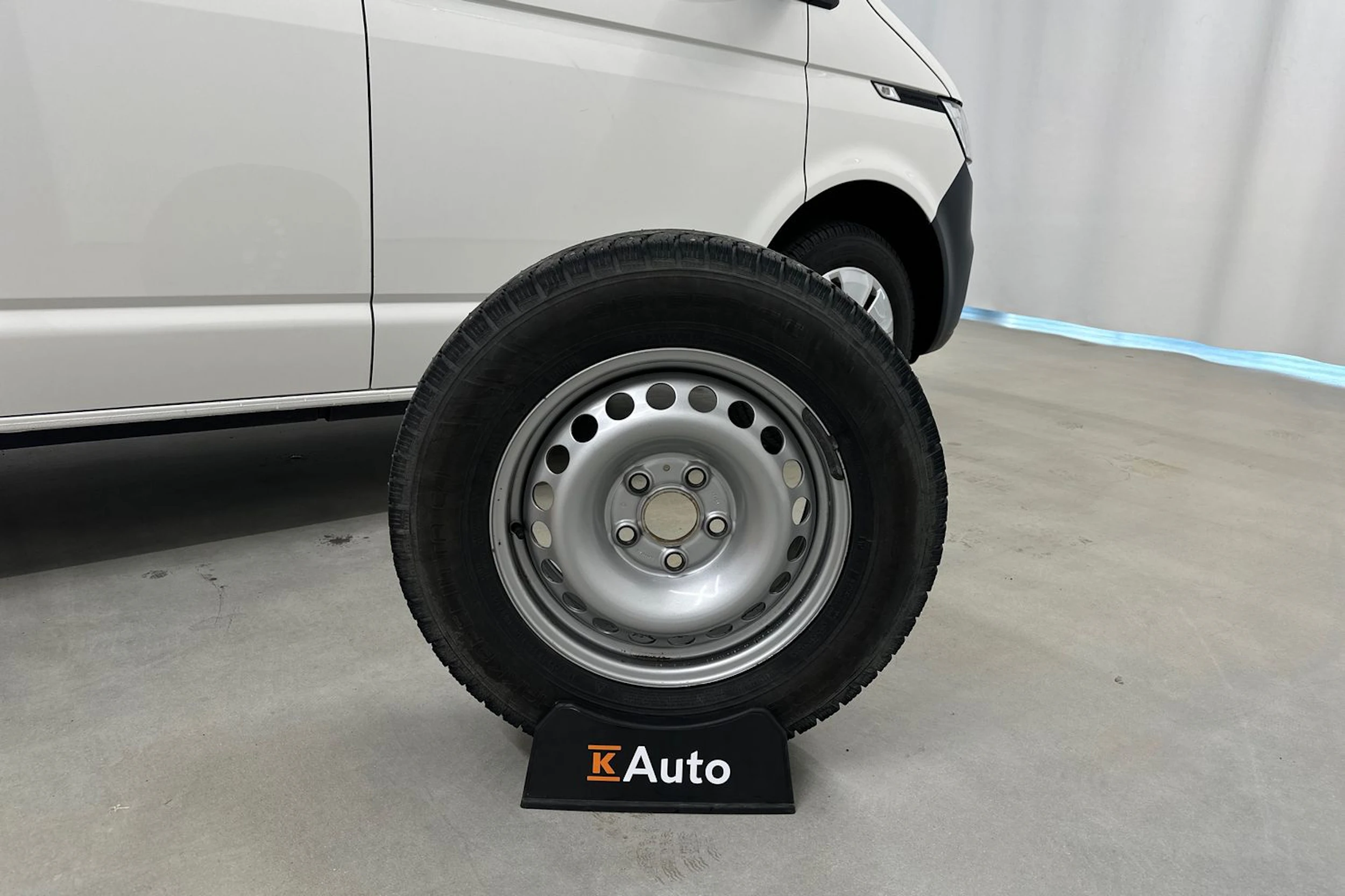 valkoinen Volkswagen Transporter 2023 kuva 30.