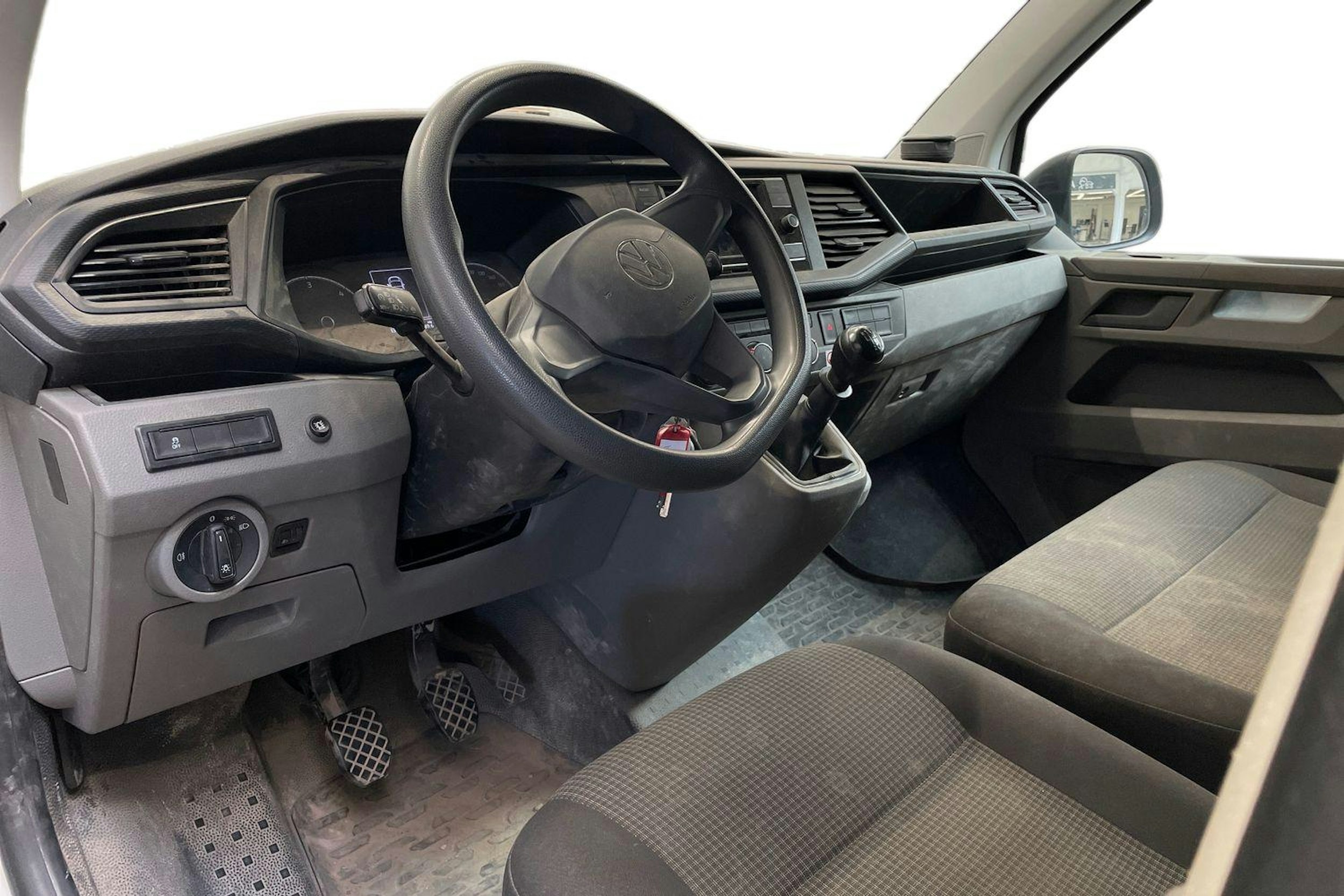 valkoinen Volkswagen Transporter 2023 kuva 3.