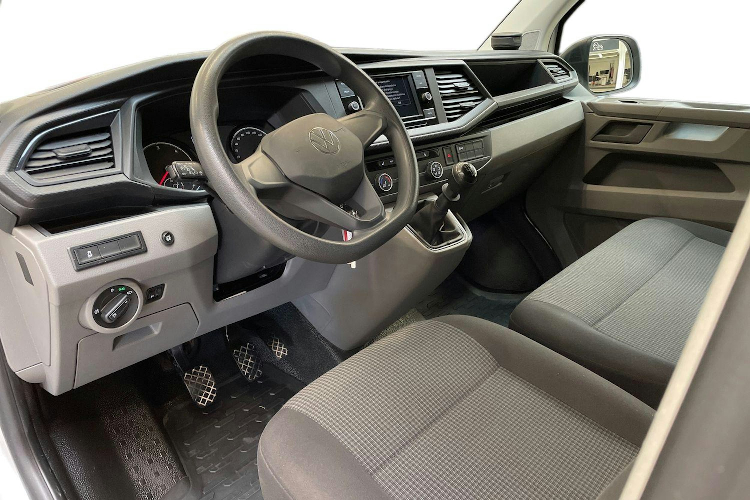 valkoinen Volkswagen Transporter 2023 kuva 7.
