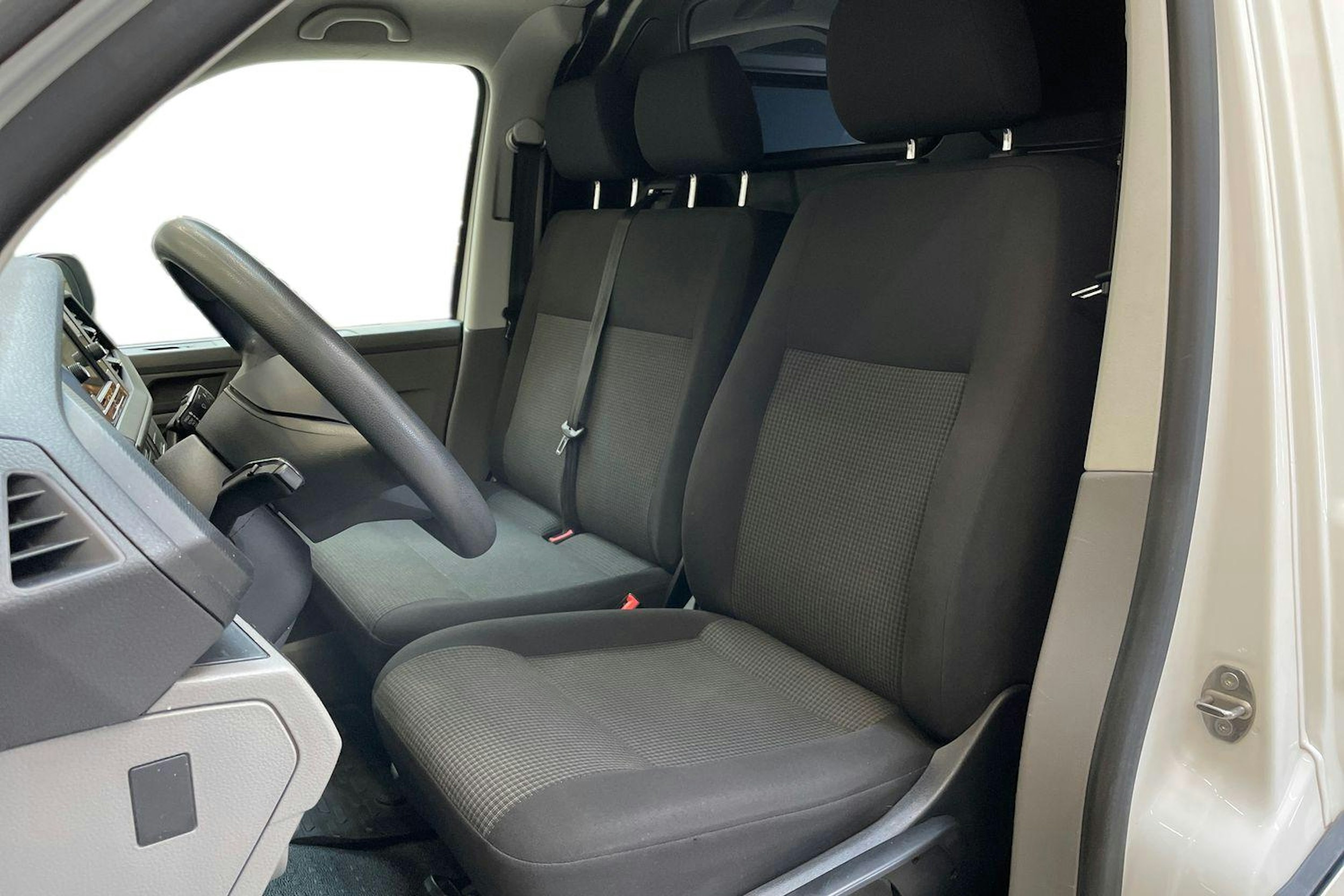 valkoinen Volkswagen Transporter 2023 kuva 9.