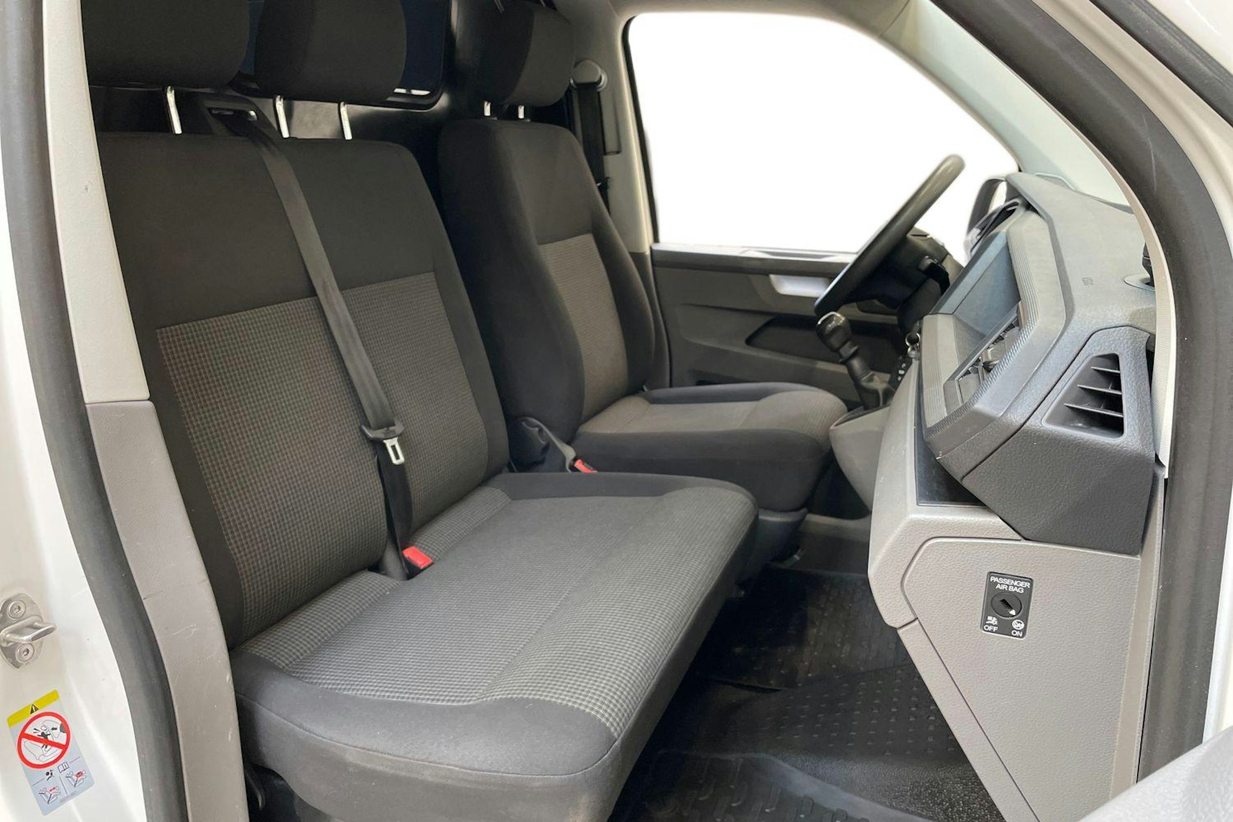 valkoinen Volkswagen Transporter 2023 kuva 10.