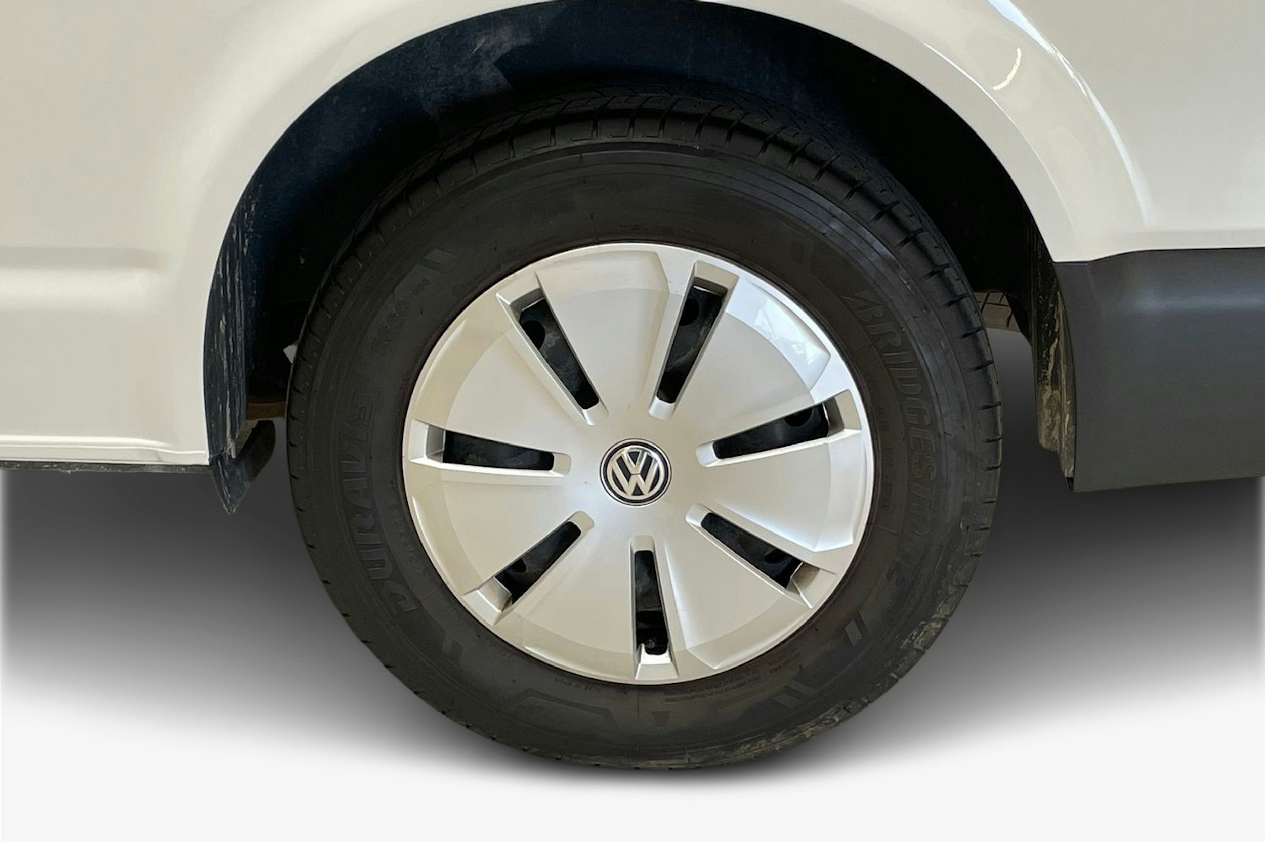valkoinen Volkswagen Transporter 2023 kuva 11.