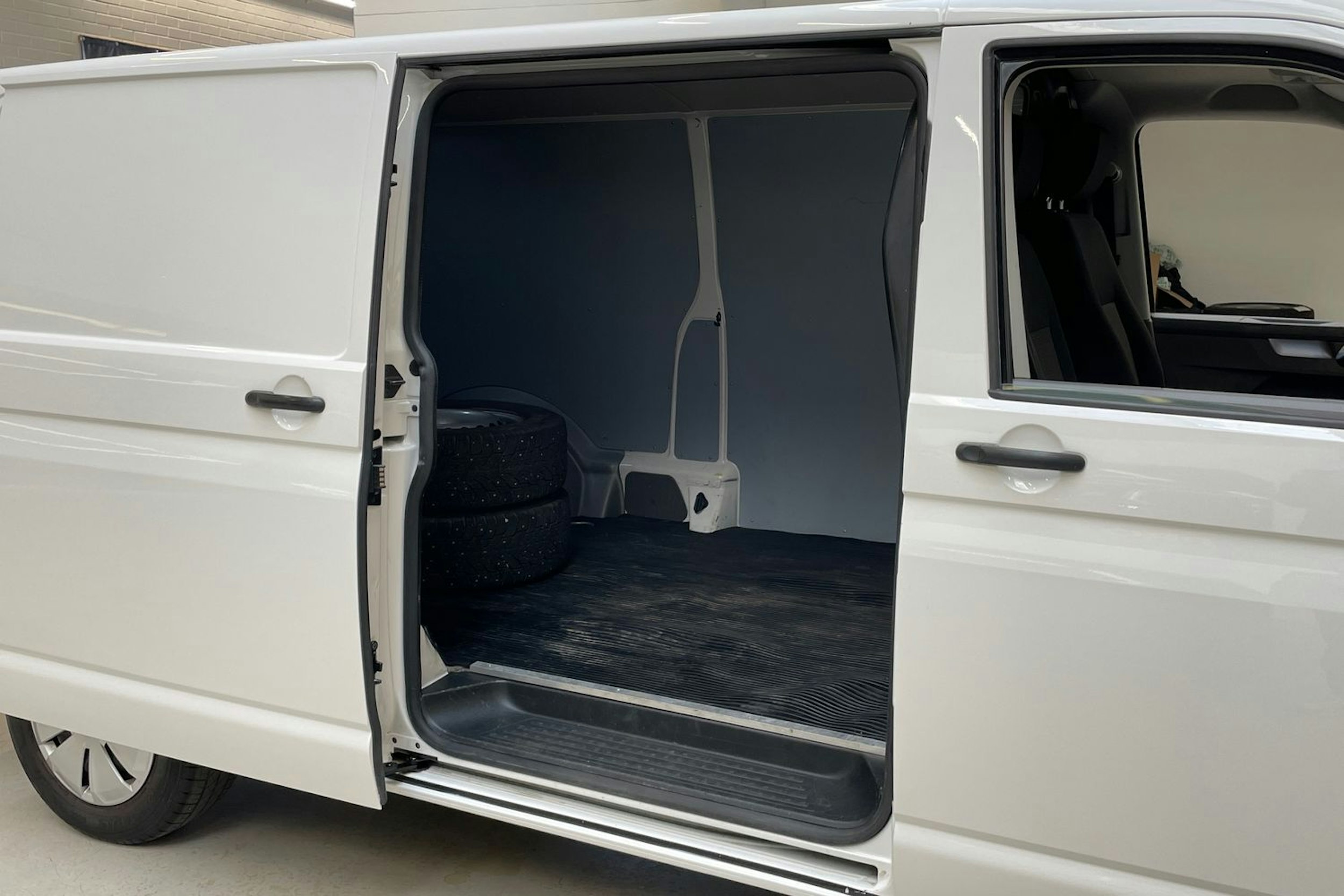 valkoinen Volkswagen Transporter 2023 kuva 13.