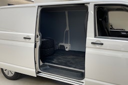 valkoinen Volkswagen Transporter 2023 kuva 13.