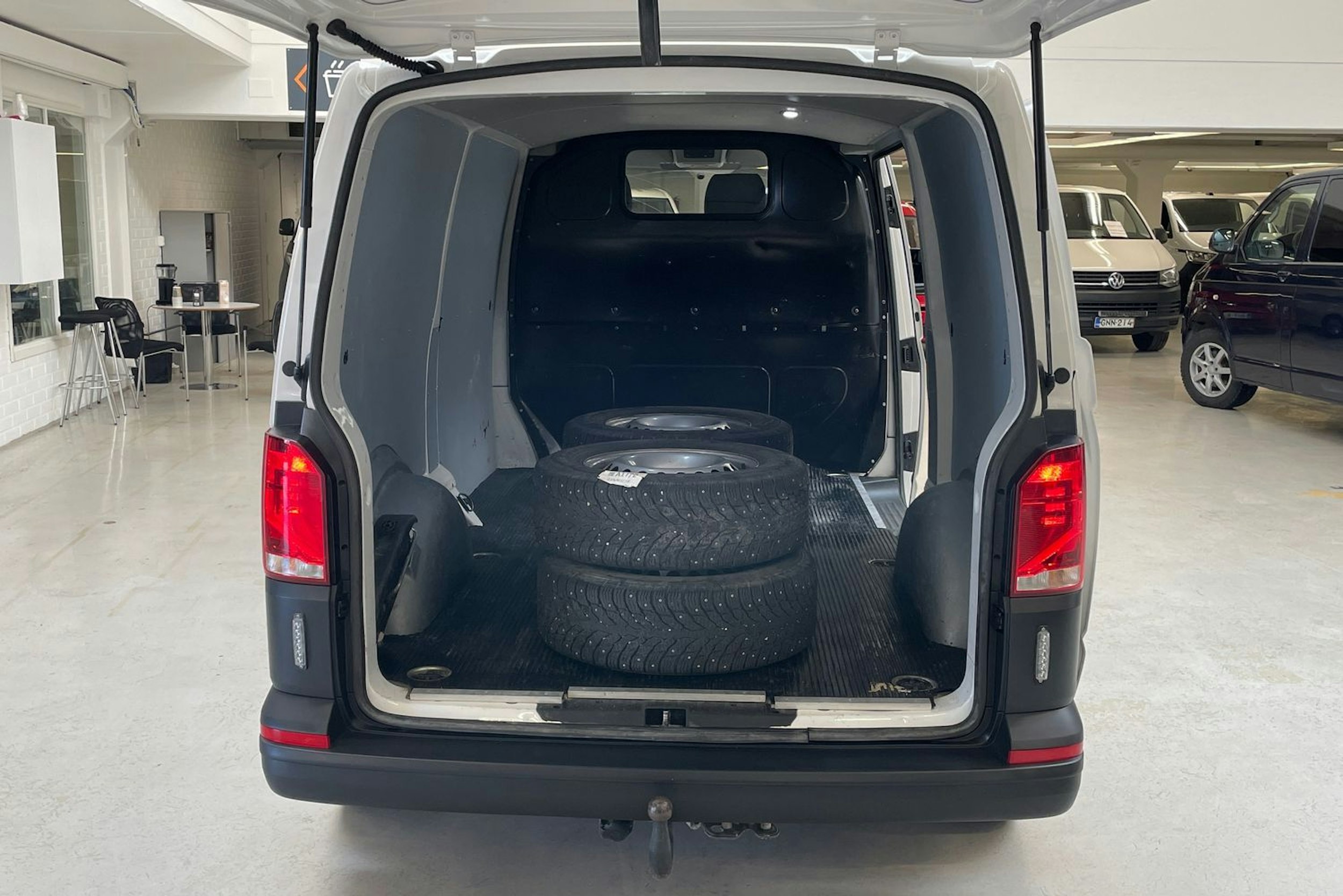 valkoinen Volkswagen Transporter 2023 kuva 14.