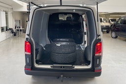 valkoinen Volkswagen Transporter 2023 kuva 14.